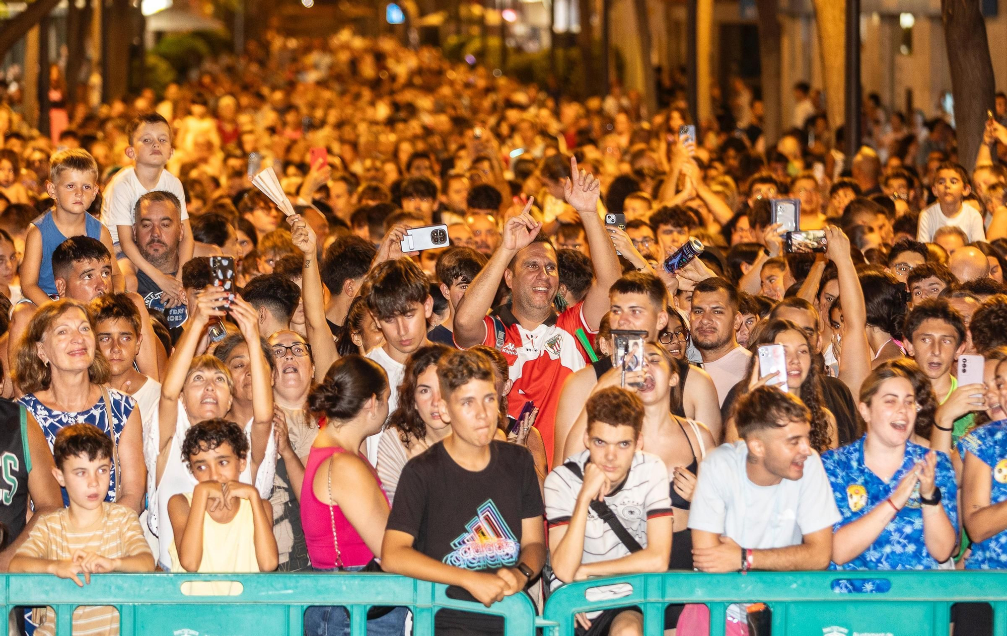 La cremà de las Hogueras de San Vicente, en imágenes