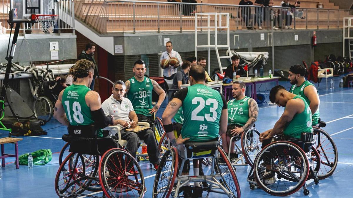 Los jugadores del Mideba junto a Álex Carrillo en eld escanso de un encuentro de la pasada temporada.