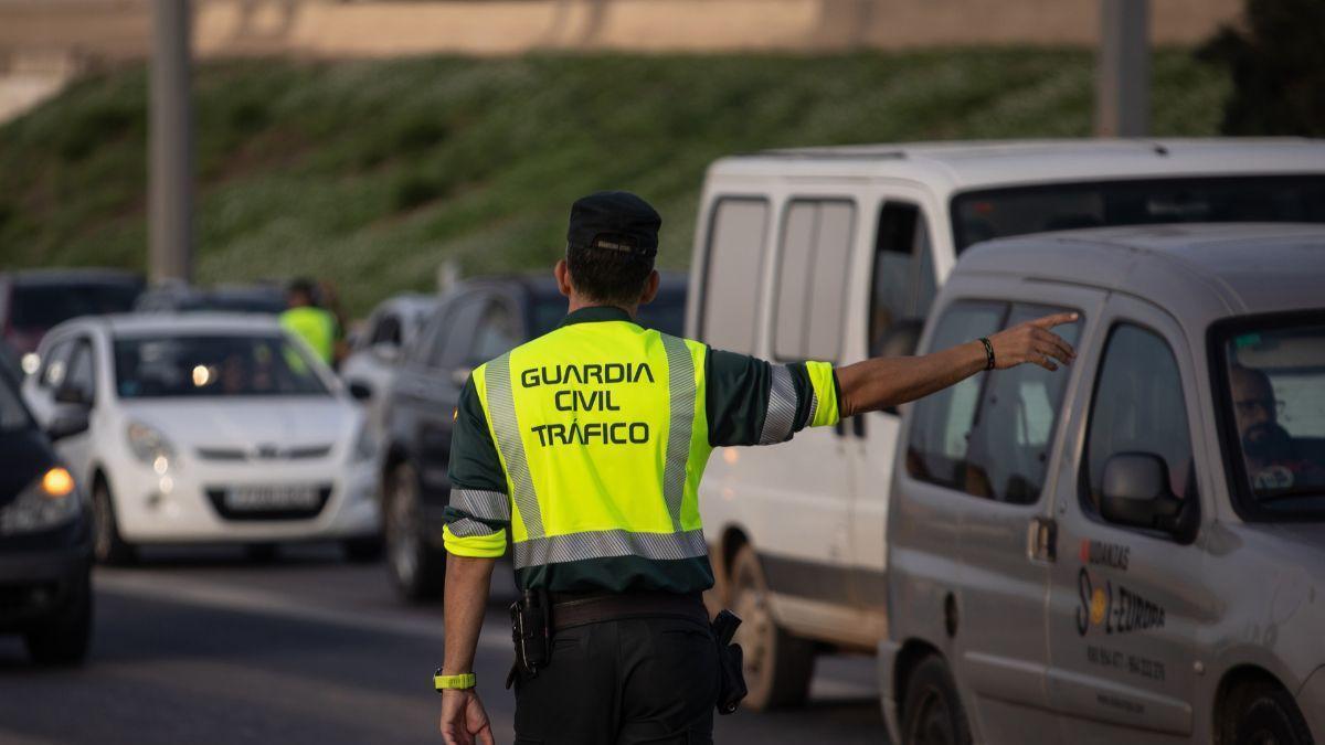 Multado con 200 euros tras sufrir una avería en verano, colocar correctamente la baliza V 16 pero no poner la placa de señalización V 20 la Guardia Civil extrema la vigilancia