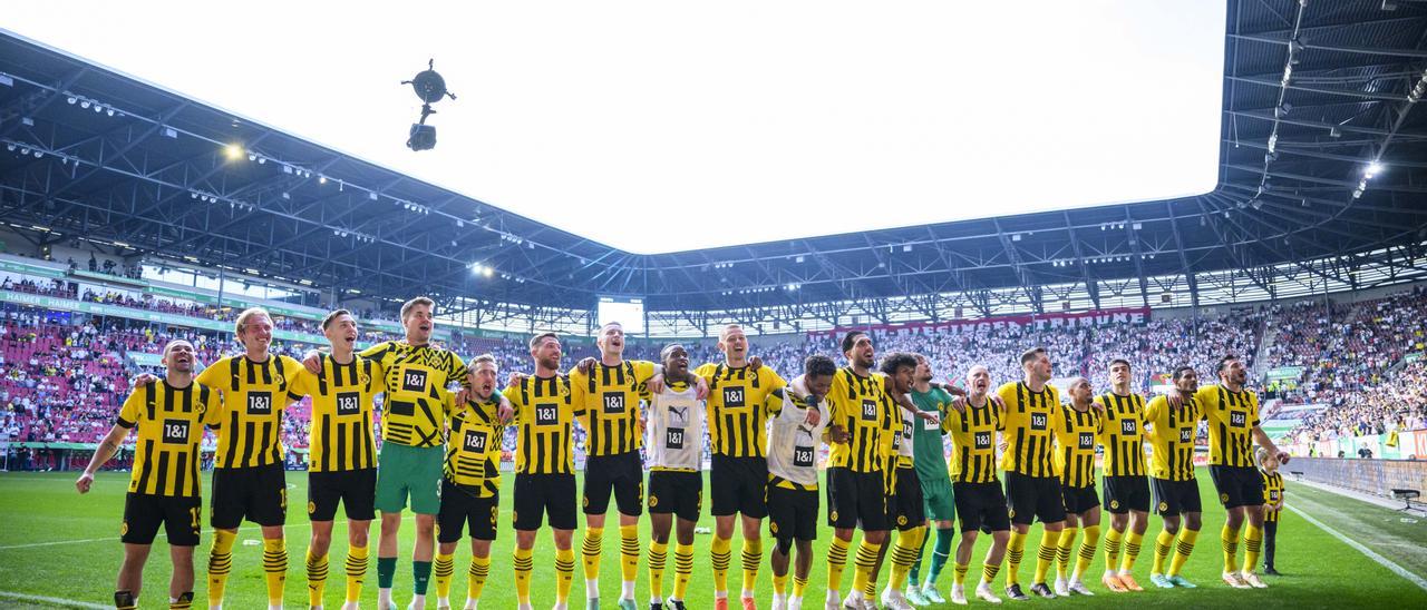 Die Spieler von Borussia Dortmund jubeln nach dem Spiel. Die Dortmunder wollen an diesem Samstag deutscher Meister werden.