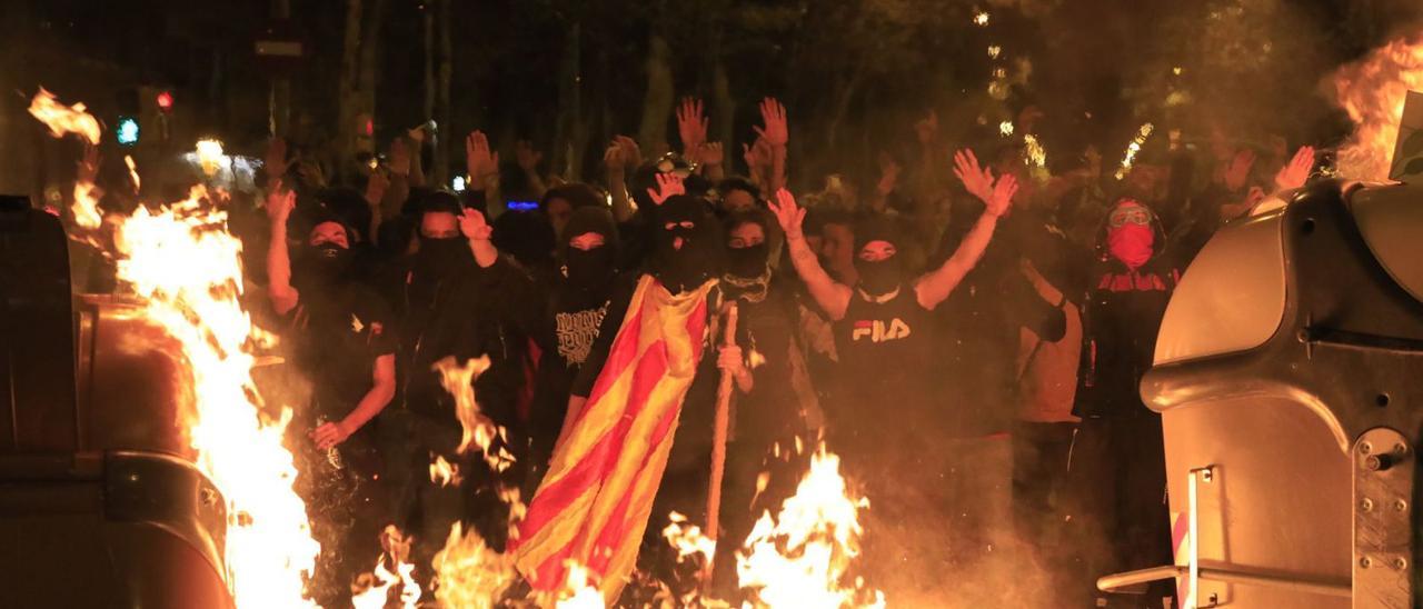 Un grup de manifestants convocats pels CDR cremen contenidors a Barcelona