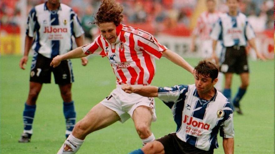 Tomás Hervás, uno de los jugadores de aquel equipo, en el Sporting-Herculés, en El Molinón. | LNE