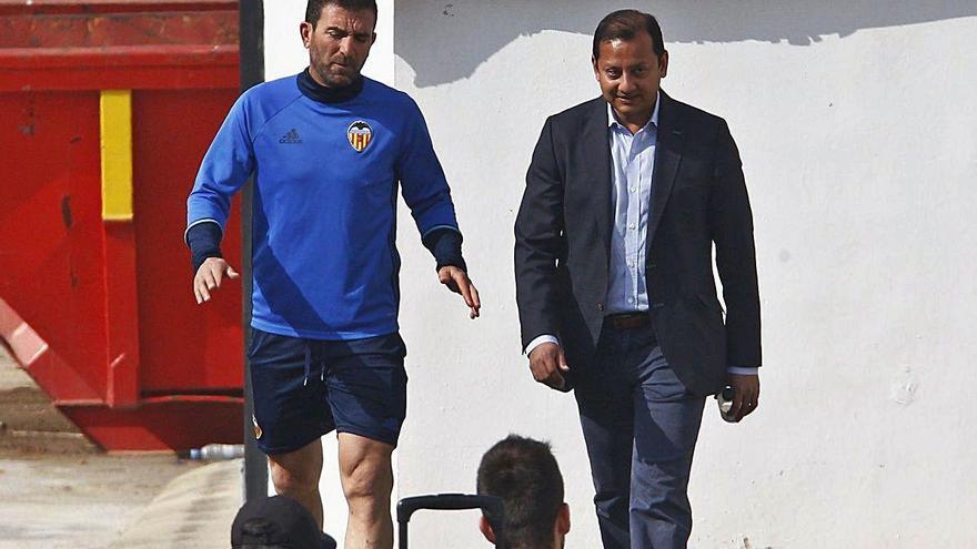 Paco Camarasa junto a Anil Murthy, en la ciudad deportiva de Paterna.