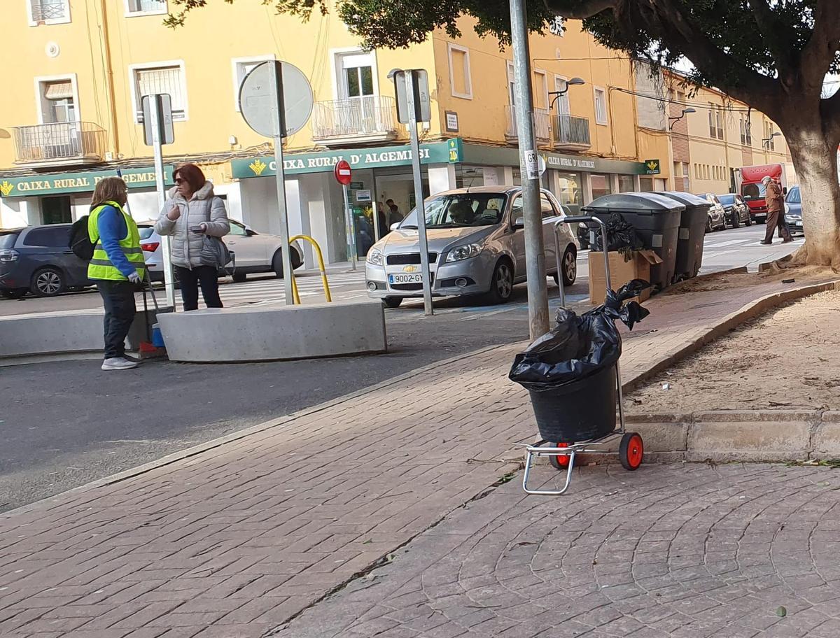 El PSPV ha denunciado las condiciones laborales de los empleados que limpian las calles.