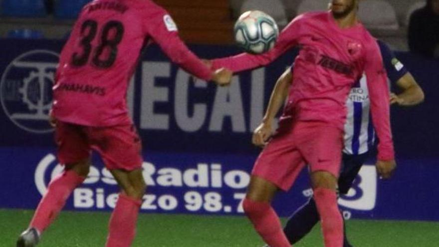 Antoñín e Hicham, la pareja de ataque, produjeron buenas ocasiones en los primeros minutos de partido.