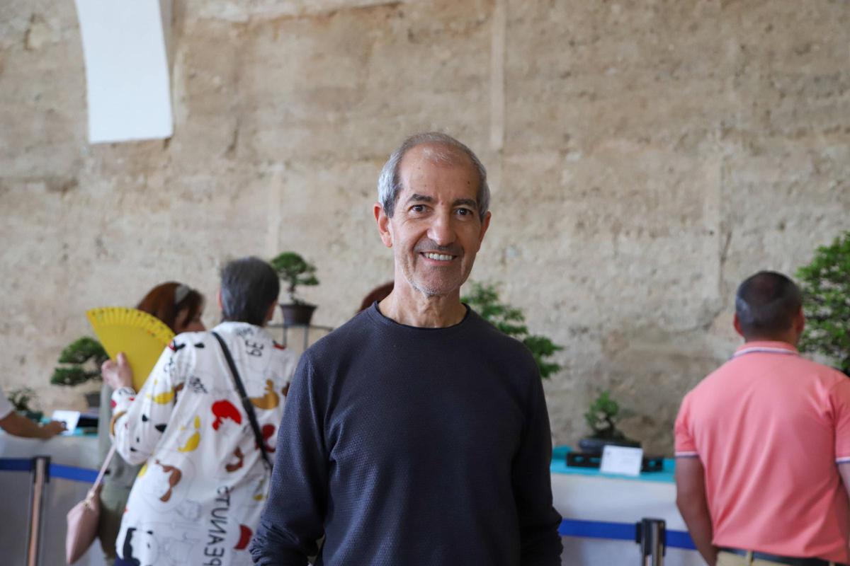 Juan Vas, visitante de la exposición de bonsáis y suisekis de Badajoz.