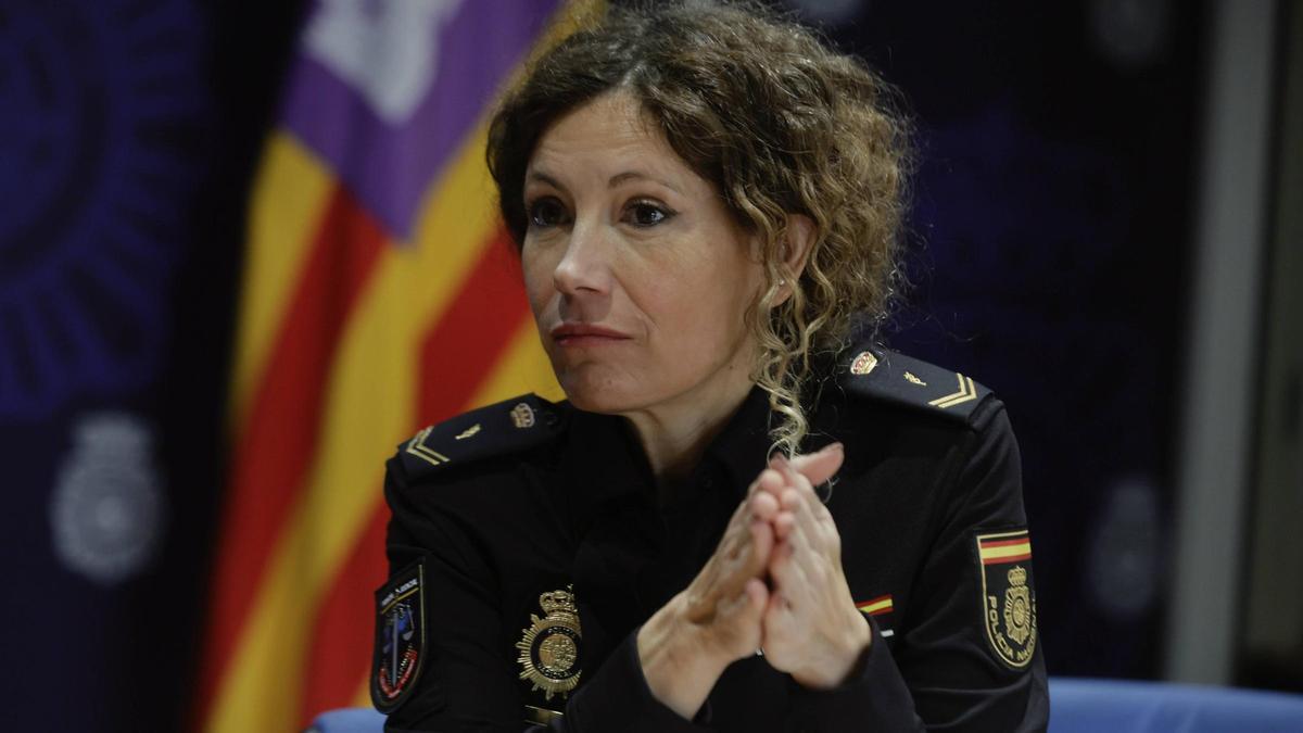 María Dolores R.O., policía nacional del departamento de Investigación de la UFAM: "Para la víctima es una dualidad muy difícil: tiene miedo y quiere denunciar, pero toda su vida gira en torno al agresor"