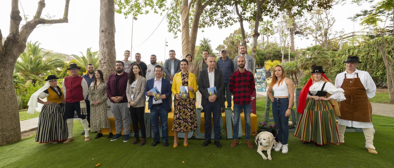 Davinia Torres y Juan Jesús Facundo, junto a algunos de los participantes en las Fiestas de San Juan de Arucas.