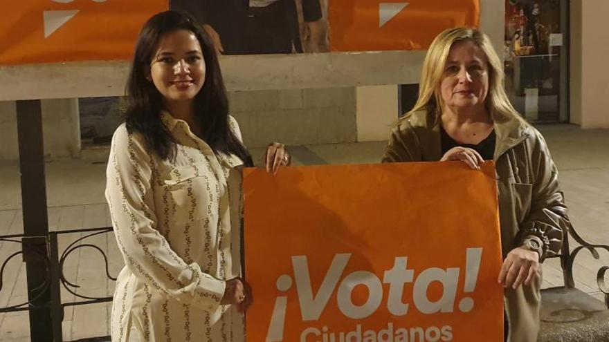 La candidata de Ciudadanos (Cs) al Senado por Ibiza y Formentera, Alejandra Gámez, y la número 3 en la lista al Congreso por Baleares, Rosalía Moreno, ayer en el arranque electoral.