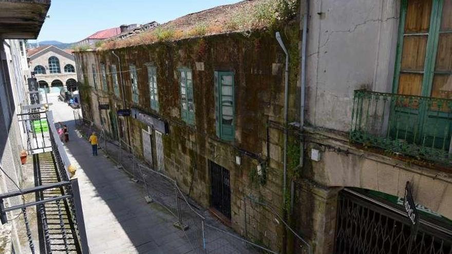 La ruina de estos edificios históricos obliga a vallar la calle. // G. S.