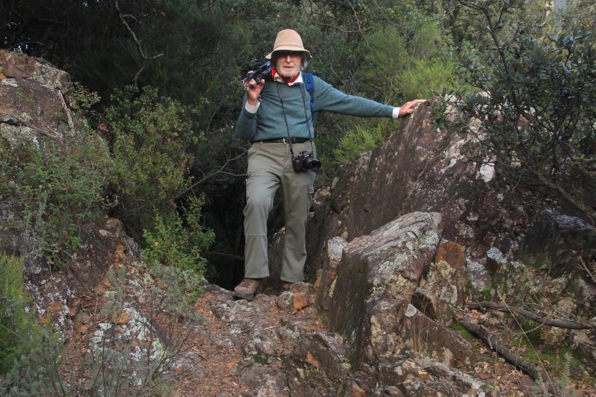 Ernest Costa Savoia amb el trípode i la càmera explorant el bosc.