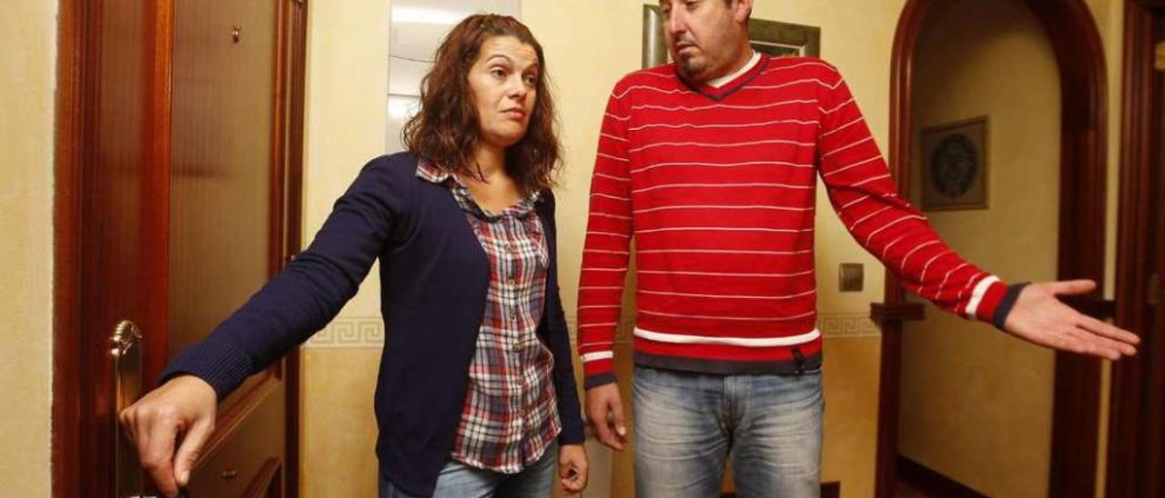 Mar Alonso y Antonio Álvarez, en el piso que poseen en Ponteareas, y del que los desahuciaron por error. // Ricardo Grobas