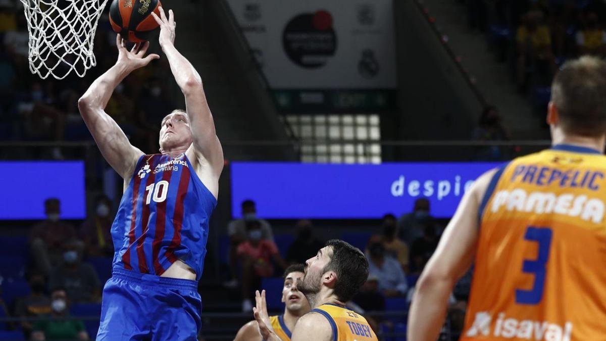 Rolands Smits atacando la canasta en la Supercopa frente al Valencia BC. | ACB PHOTO