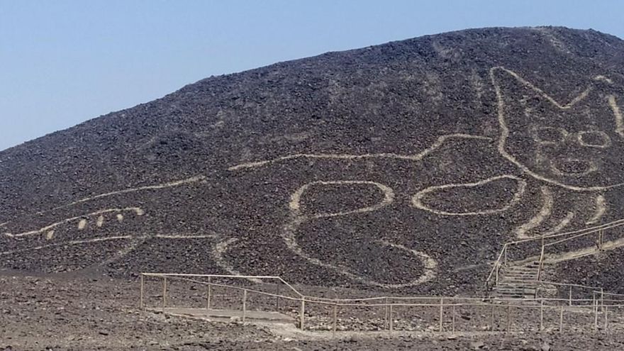 La figura de un gato identificada en la Pampa de Nazca (Perú).