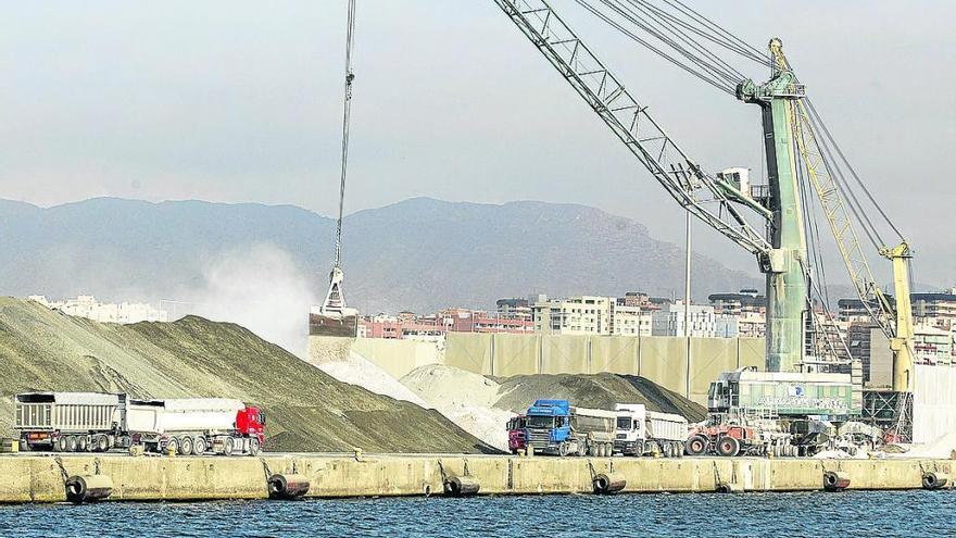 Imagen de una descarga de graneles en el Puerto de Alicante.