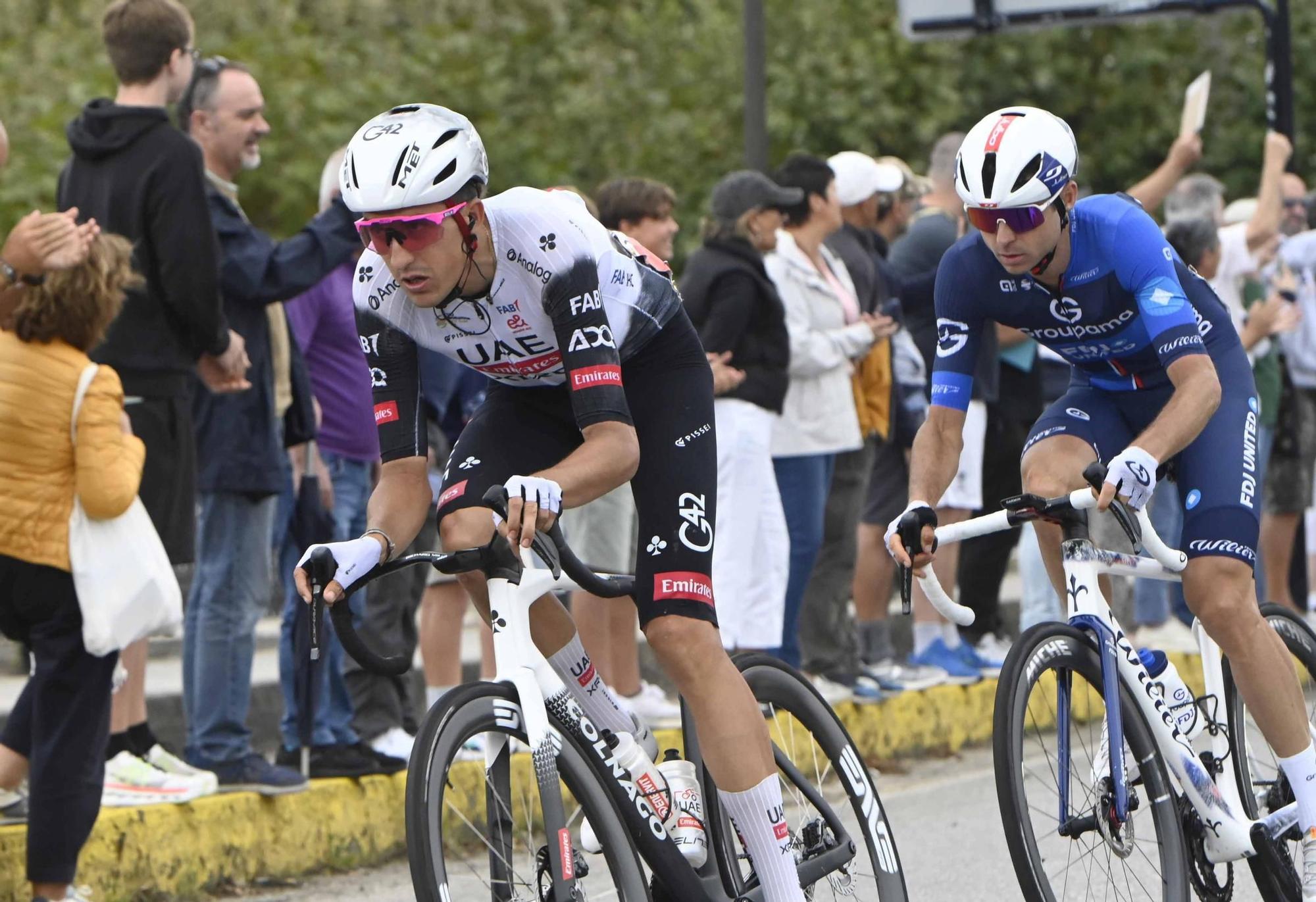 Concentraciones contra el equipo de Israel por el genocidio en Gaza durante el paso de La Vuelta por Pontevedra