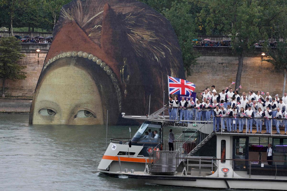La delegación británica por el río Sena durante la ceremonia de apertura de los Juegos Olímpicos de París 2024