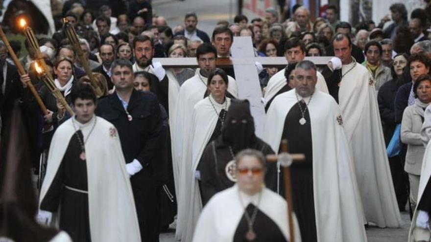 Los fieles acompañan, ayer, a los miembros de la cofradía. / fran martínez