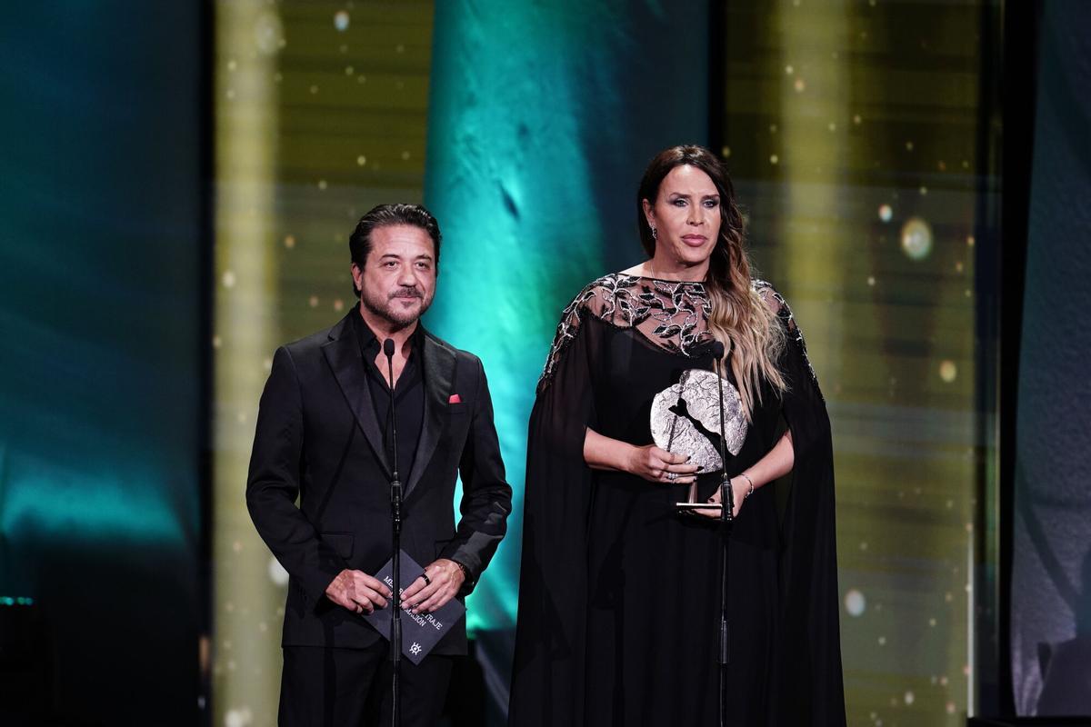 Los actores Enrique Arce y Karla Sofía Gascón entregan un premio durante la gala de la 31 edición de los Premios José María Forqué, en el Palacio Municipal de IFEMA, a 13 de diciembre de 2025, en Madrid (España). Los Premios Cinematográficos José María Forqué, conocidos como ‘Premios Forqué’, fueron creados en 1996 por la Entidad de Gestión de Derechos de los Productores Audiovisuales (Egeda) para honrar la memoria de José María Forqué, figura en la cinematografía española y primer presidente de Egeda. EGEDA creó el premio con el objetivo de difundir la importancia de la industria audiovisual española e impulsar la figura del productor cinematográfico. 13 DICIEMBRE 2025 A. Pérez Meca / Europa Press 13/12/2025. Enrique Arce;Karla Sofía Gascón;;A. Pérez Meca;
