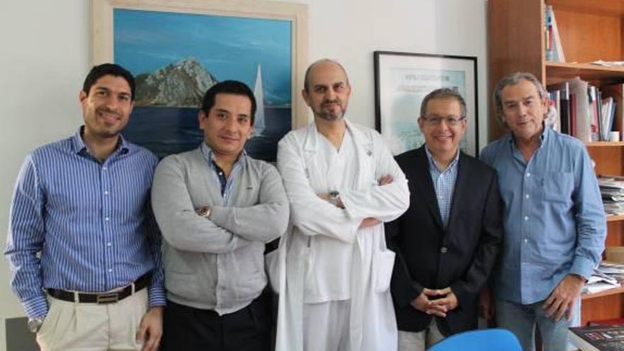 Miembros del servicio de Traumatología, con especialistas colombianos