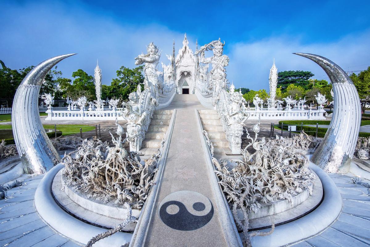 El impresionante templo blanco Wat Rong Khun en Chiang Rai