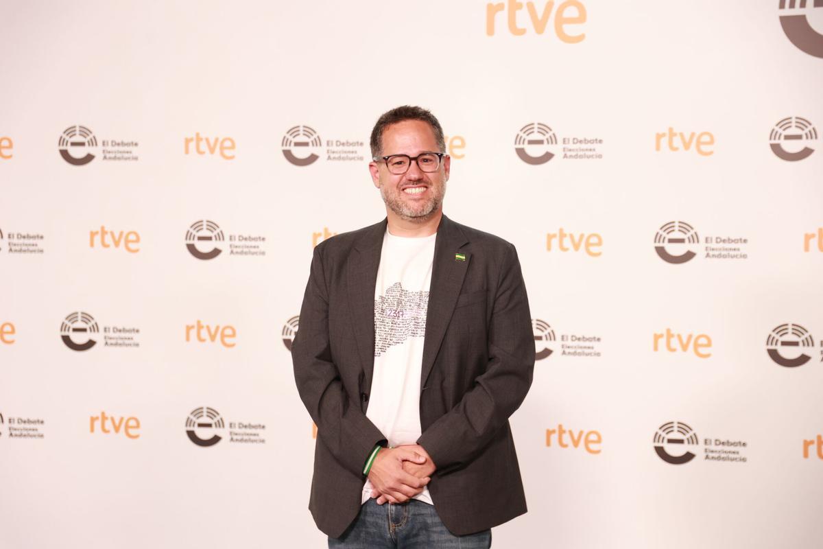 El candidato de Adelante Andalucía, José Ignacio García, a su llegada a la sede de RTVE.