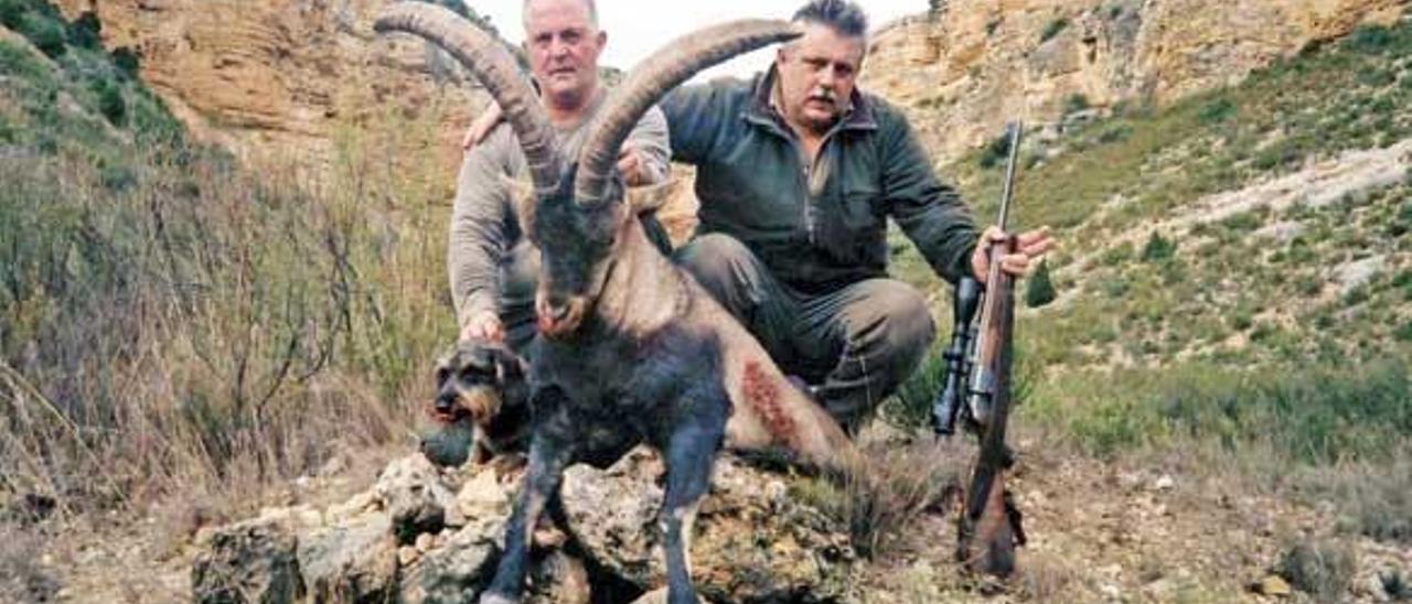 Dos cazadores gallegos, con un macho de cabra hispánica en la alta montaña de Aragón