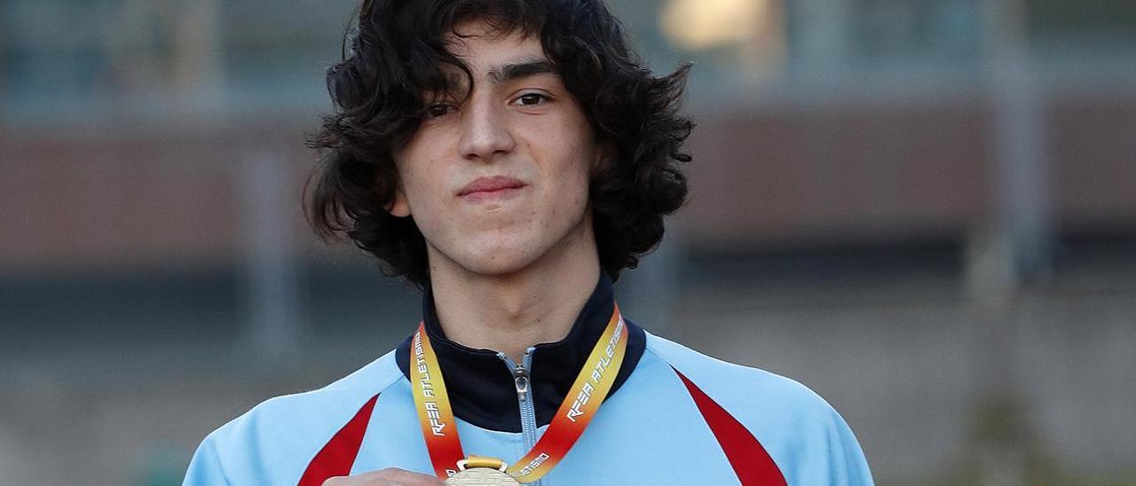 Pedro Vázquez, en 2021, tras proclamarse campeón en el Campeonato de España Sub-18 de pista cubierta en los 3.000