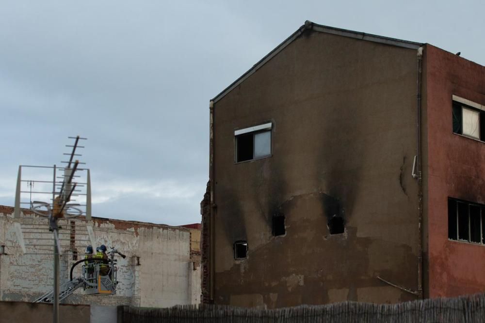 Incendi a una nau abandonada de Badalona