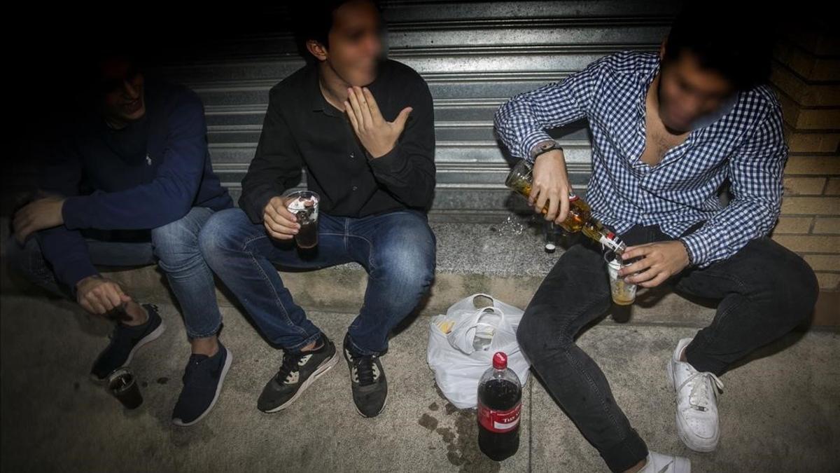 Unos chicos consumen alcohol en la calle en Mataró