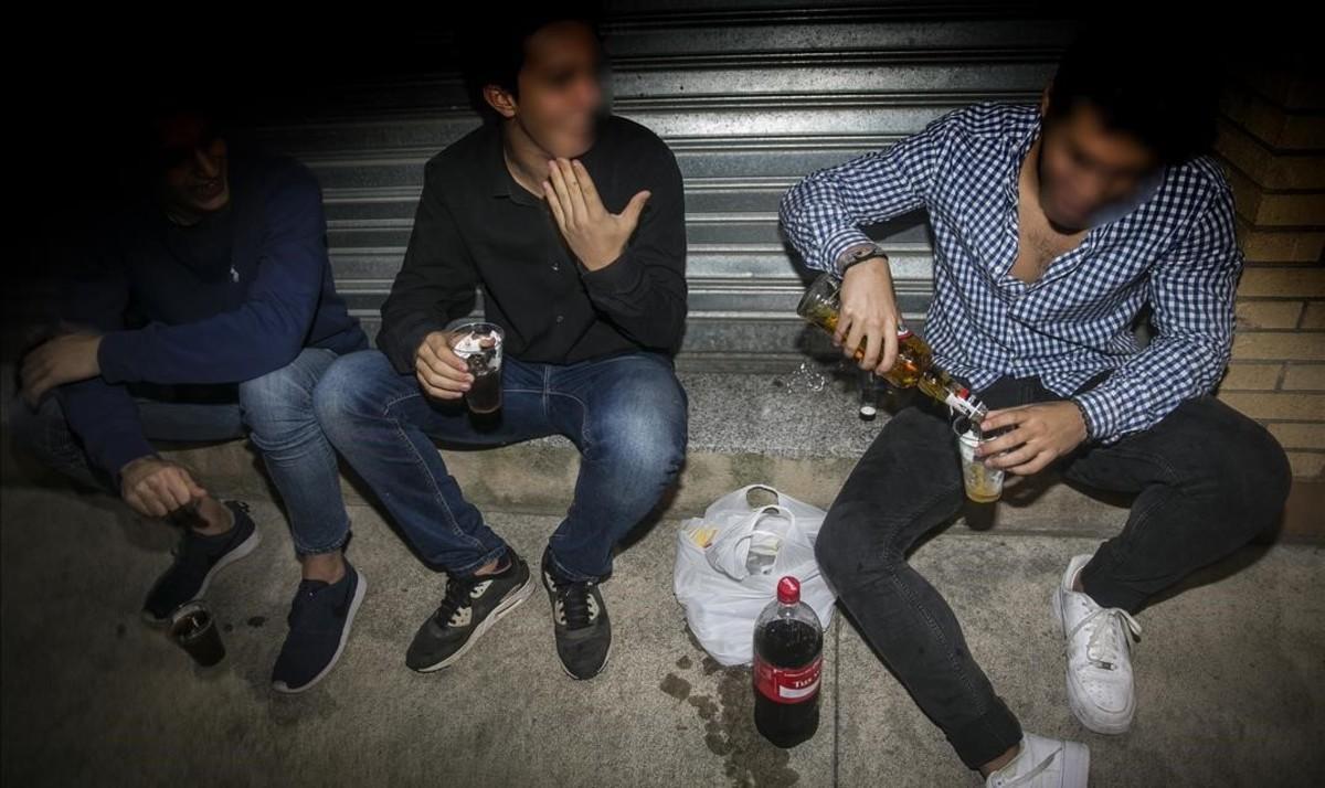 Unos chicos consumen alcohol en la calle en Mataró.