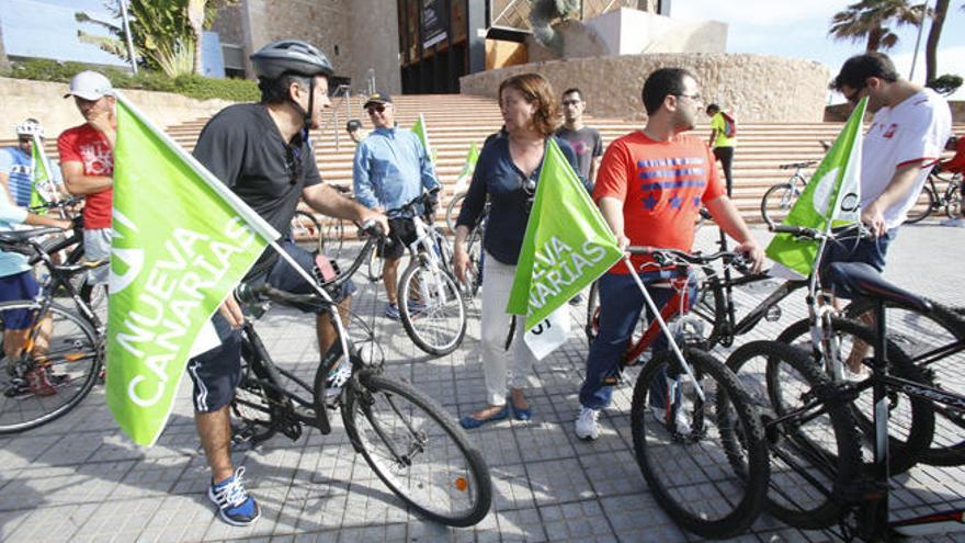 Miembros de la ruta en bici organizada por Nueva Canarias, ayer.