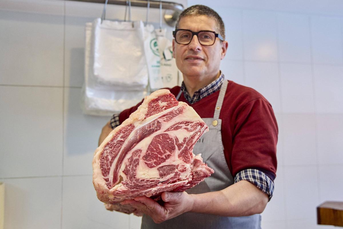 El carnisser Toni Rodríguez amb una mitjana de vedella de Carns Toni.