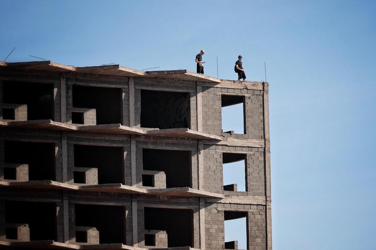 Dos jóvenes se cuelan en el mamotreto de Añaza.