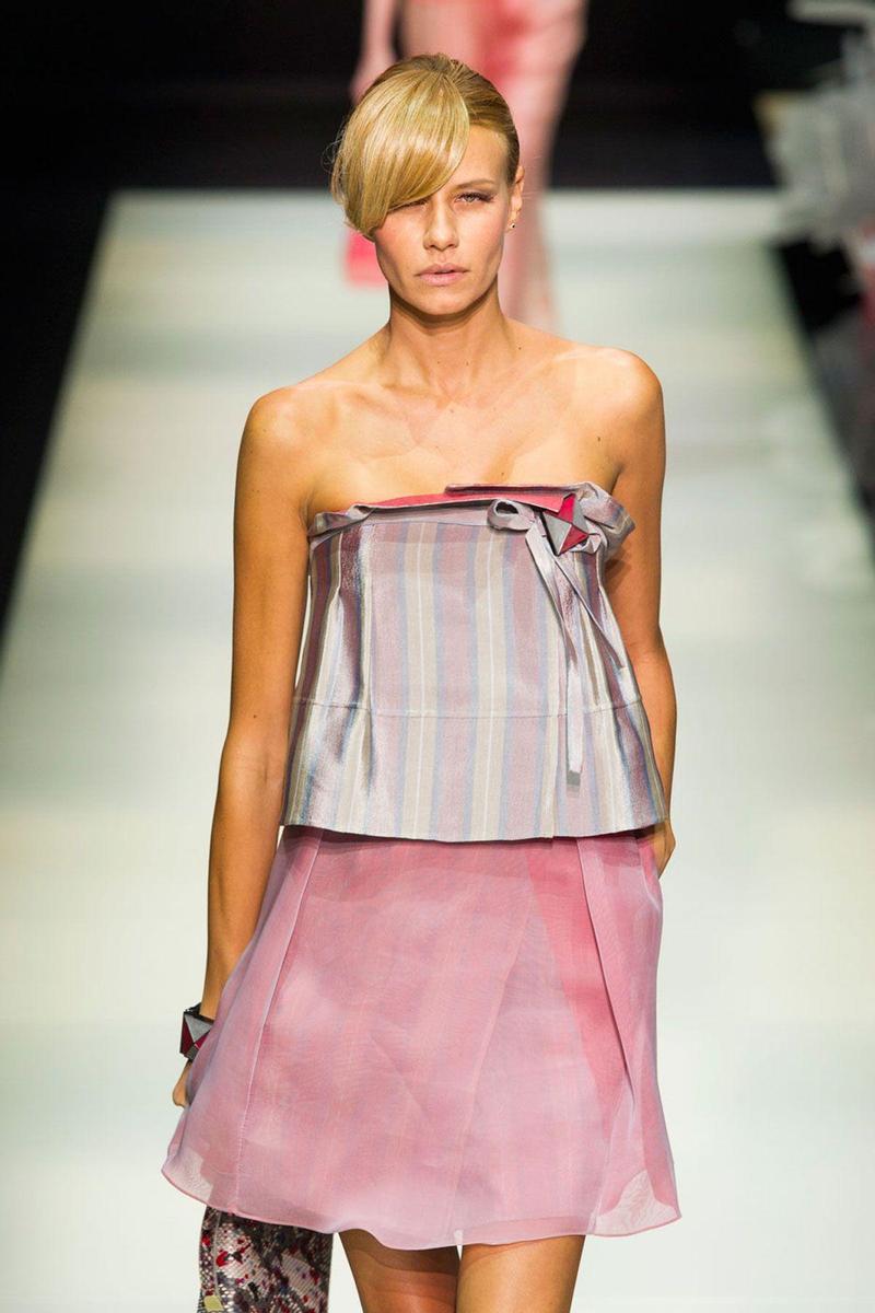 MFW: Giorgio Armani Primavera/Verano 2016, top y mini falda