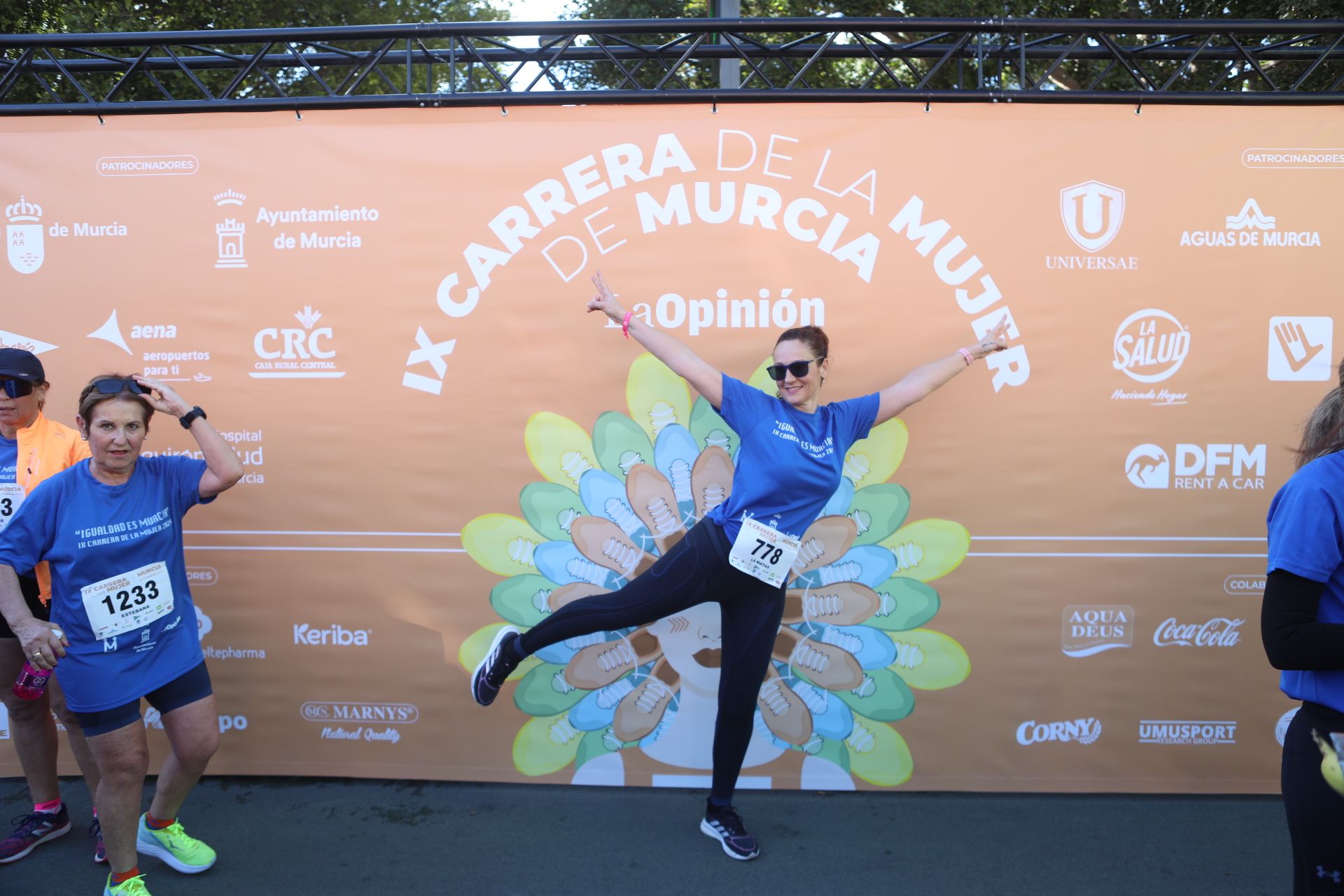 Las participantes posan en el photocall tras finalizar la Carrera de la mujer de Murcia