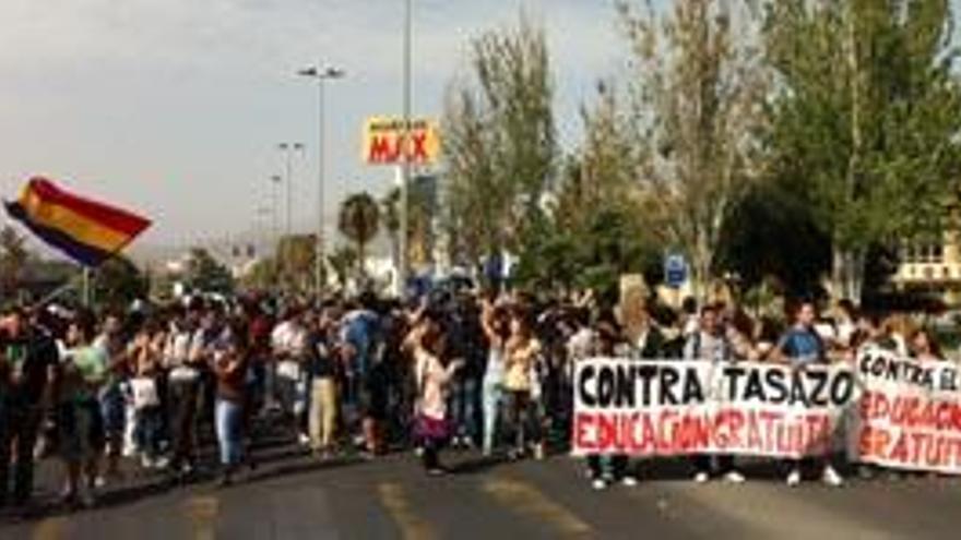 Los universitarios cortan el tráfico frente a la Universidad de Alicante