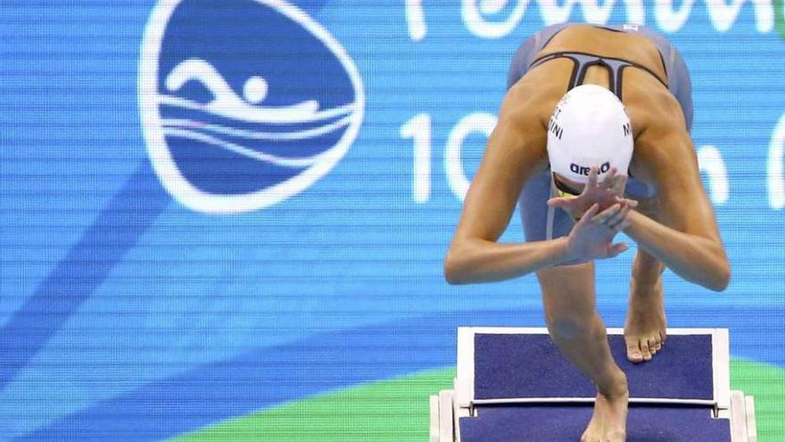 La refugiada siria Yusra Mardini se lanza a la piscina en la elimintoria de 100 metros mariposa. // David Gray