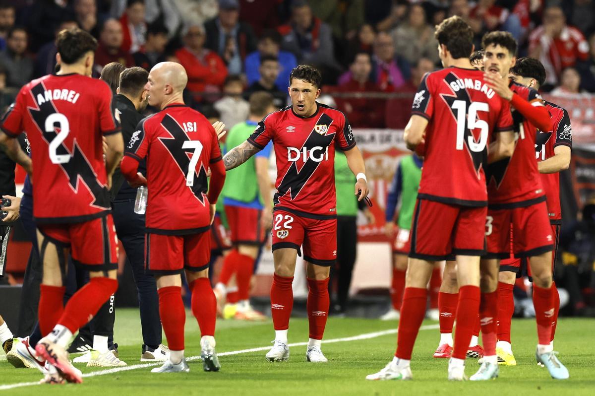 El defensa uruguayo del Rayo Alfonso Espino (c) celebra su gol.