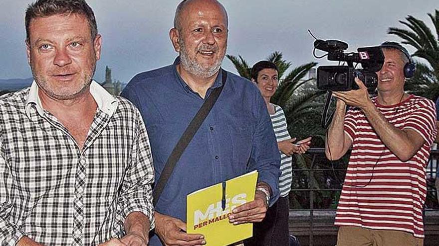 Un Miquel Ensenyat llegando a la asamblea muy contento. SabÃ­a que habÃ­a ganado la guerra.