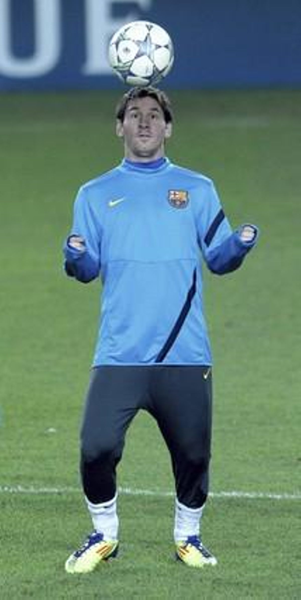 Messi controla una pilota durant un entrenament al Synot Tip Arena de Praga. Messi controla una pilota durant un entrenament al Synot Tip Arena de Praga.