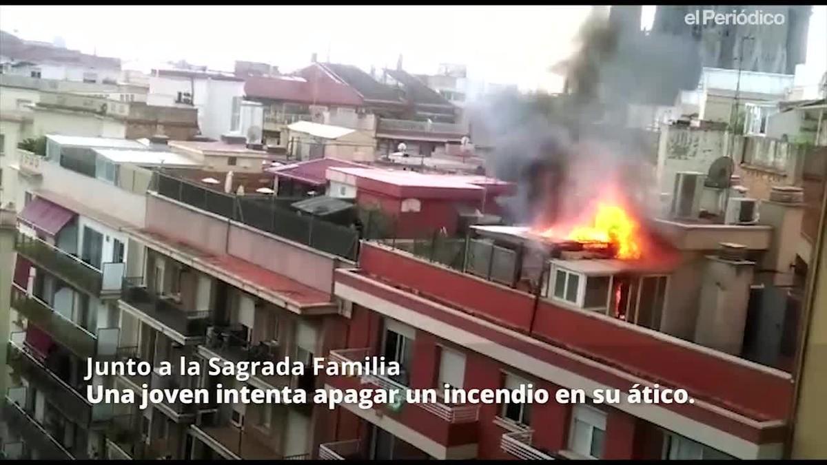 Una noia intenta apagar un incendi amb una manguera, al seu àtic.