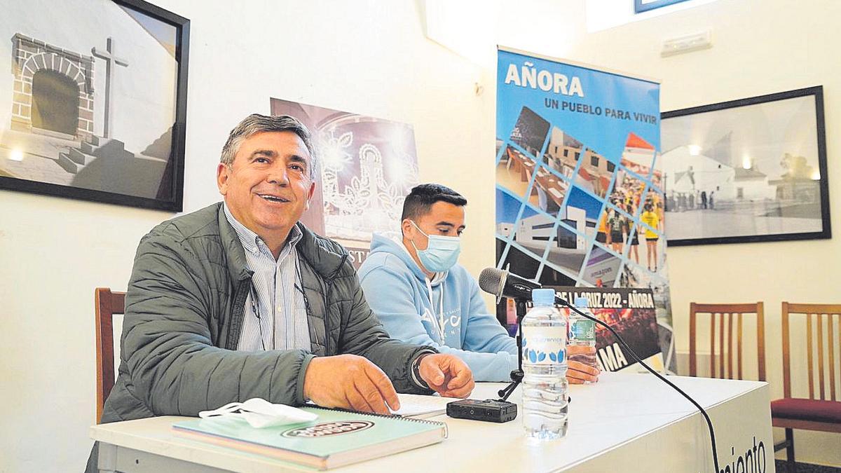 El alcalde, Bartolomé Madrid, y el concejal Ángel Caballero, en la presentación de ayer.