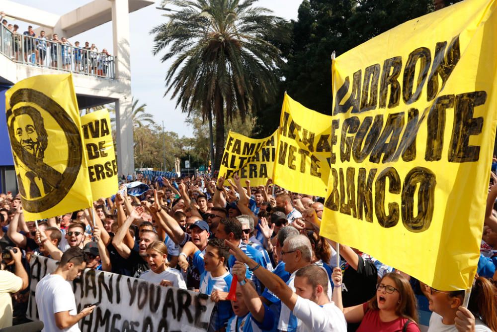 La protesta, convocada para los instantes previos al Málaga - Almería, ha sido más multitudinaria que otras anteriores y ha tenido un cántico más recurrente que otros: ¡Al Thani, vete ya!