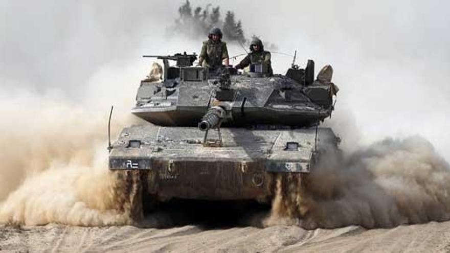 Un blindado israelí, en las cercanías de Gaza.