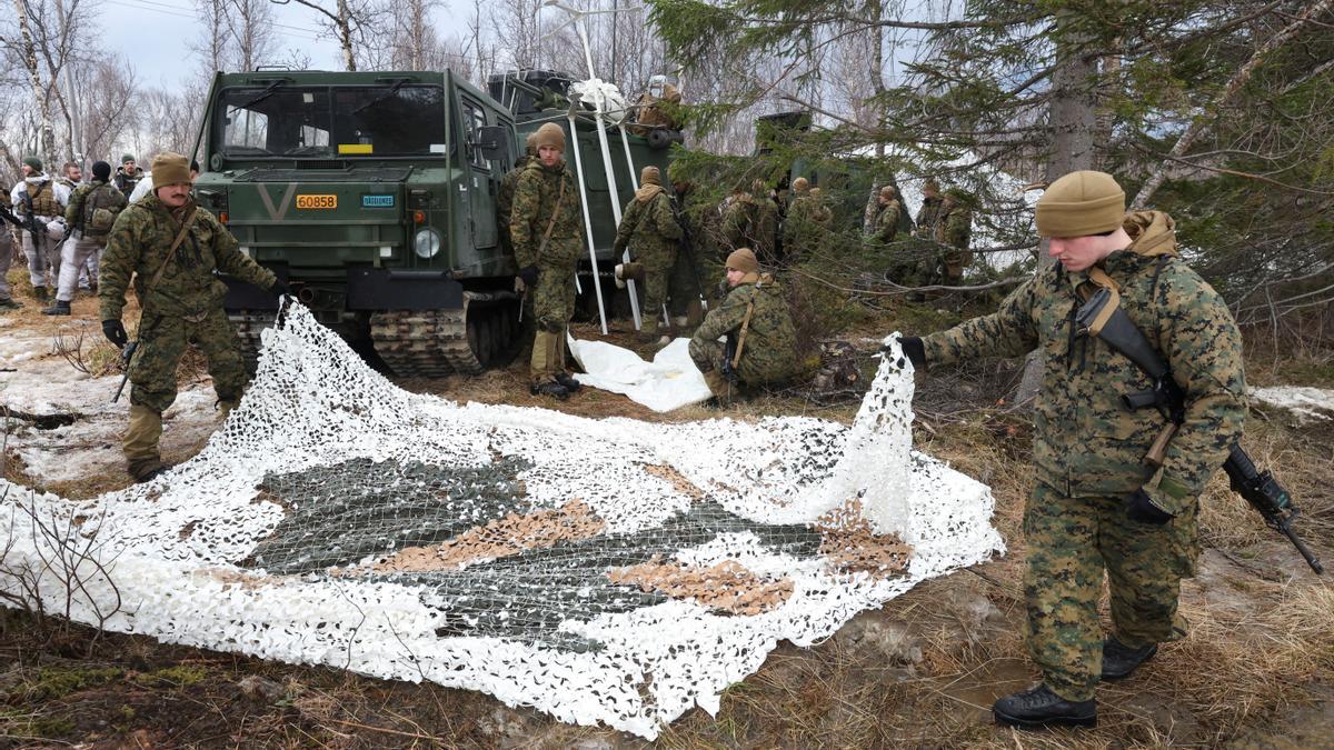 Marines de los Estados Unidos se preparan para empacar su equipo durante un ejercicio militar.