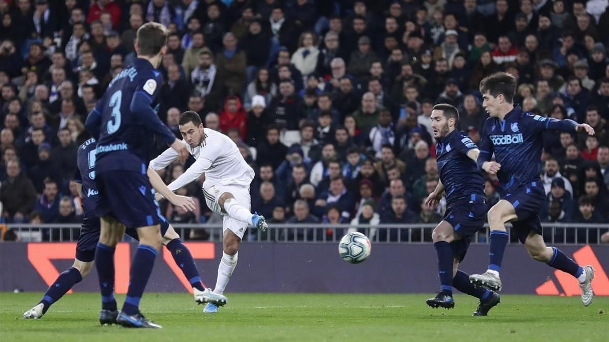 Eden Hazard prueba el disparo entre varios jugadores de la Real Sociedad.