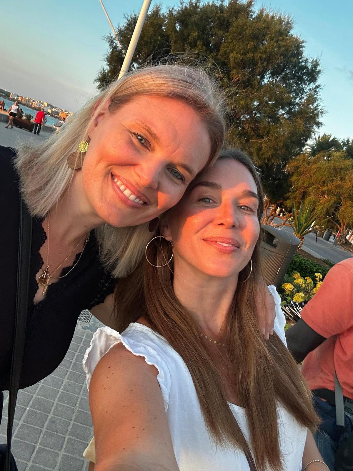 Tamara Gülpen mit ihrer 39 Jahre alten Schwester.
