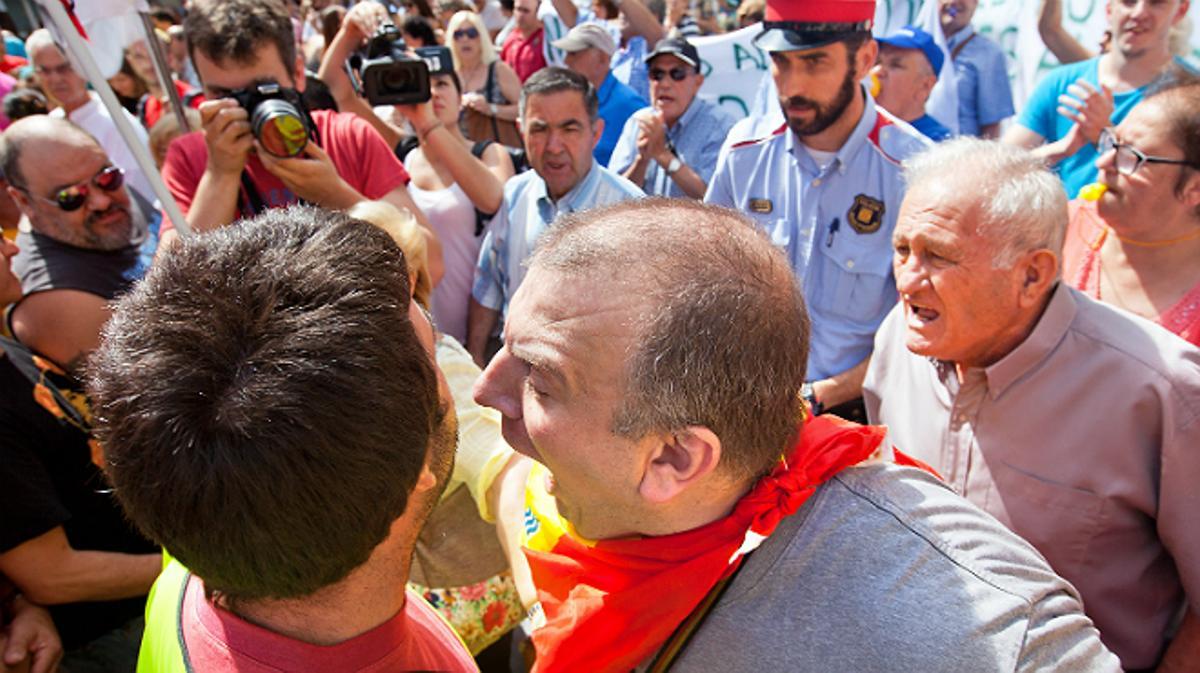 Crits i gestos entre els partidaris i detractors d’Albiol davant de l’ajuntament de Badalona dissabte.