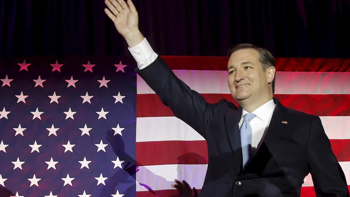 Ted Cruz saluda a sus seguidores en el acto desde el que siguió la evolución de las primarias, en Wisconsin.
